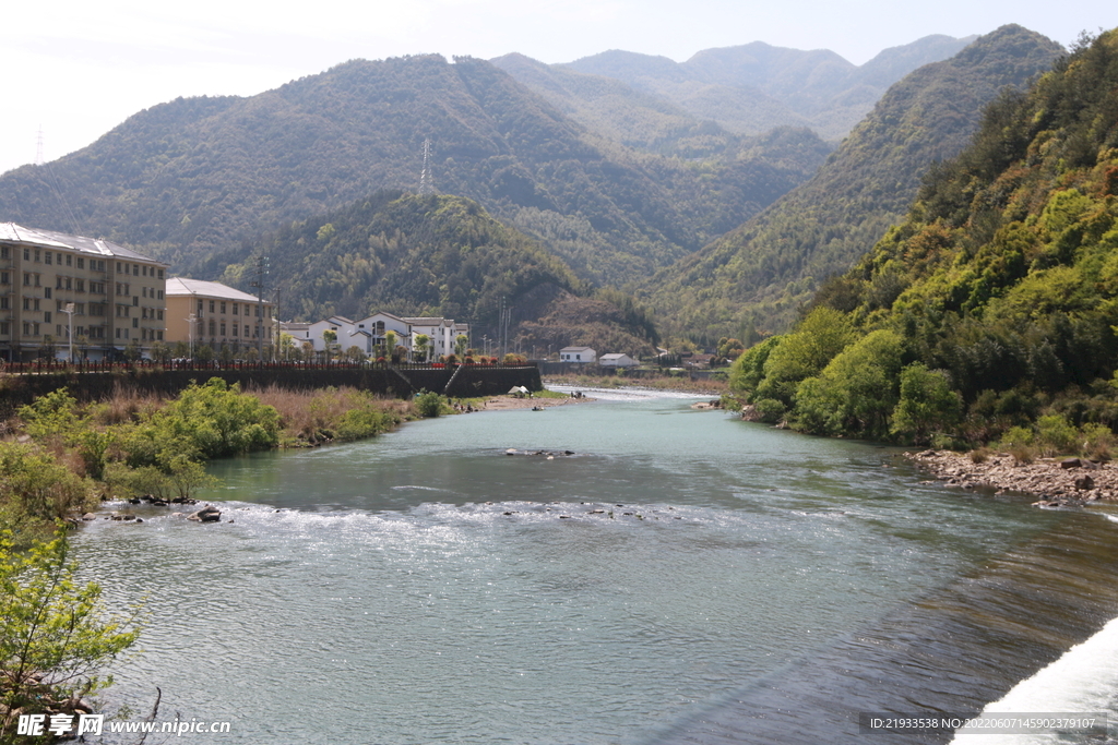  溪流草地河底道河滩