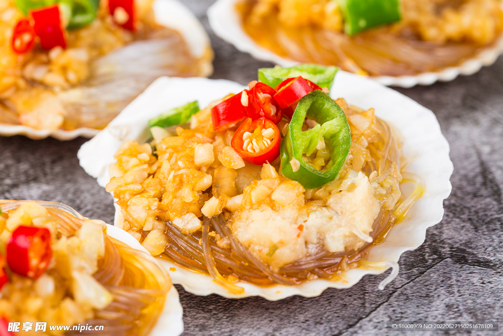 特写拍摄蒜蓉粉丝蒸扇贝