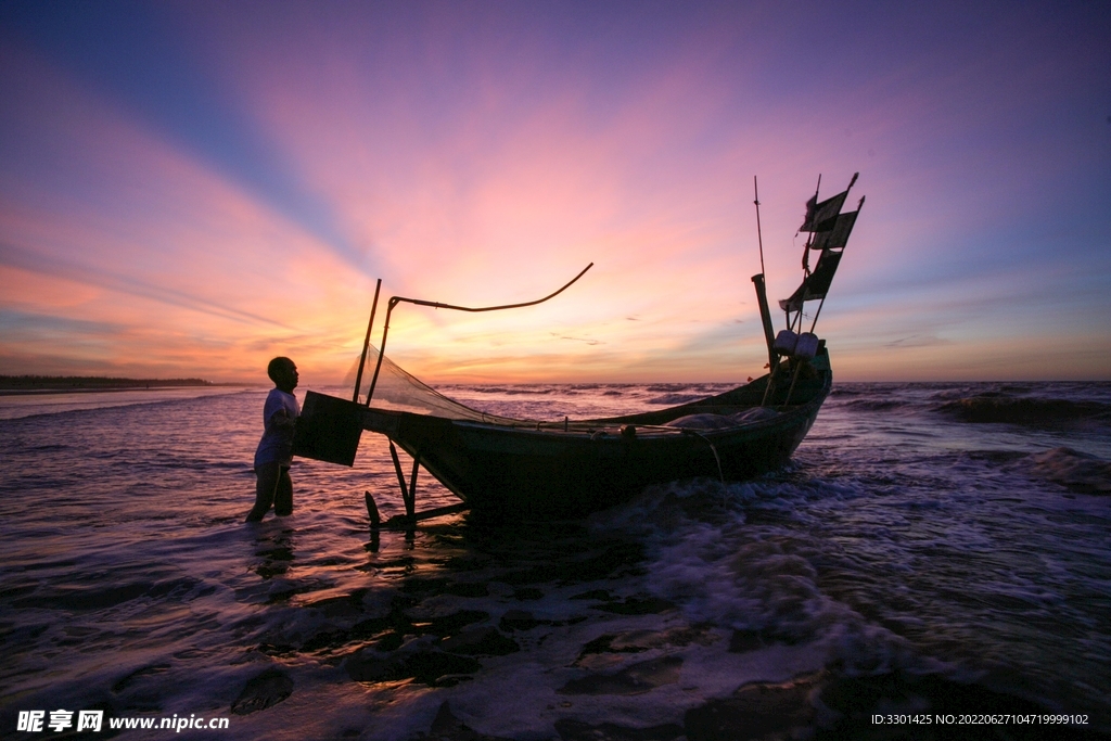 日出海滩渔船  