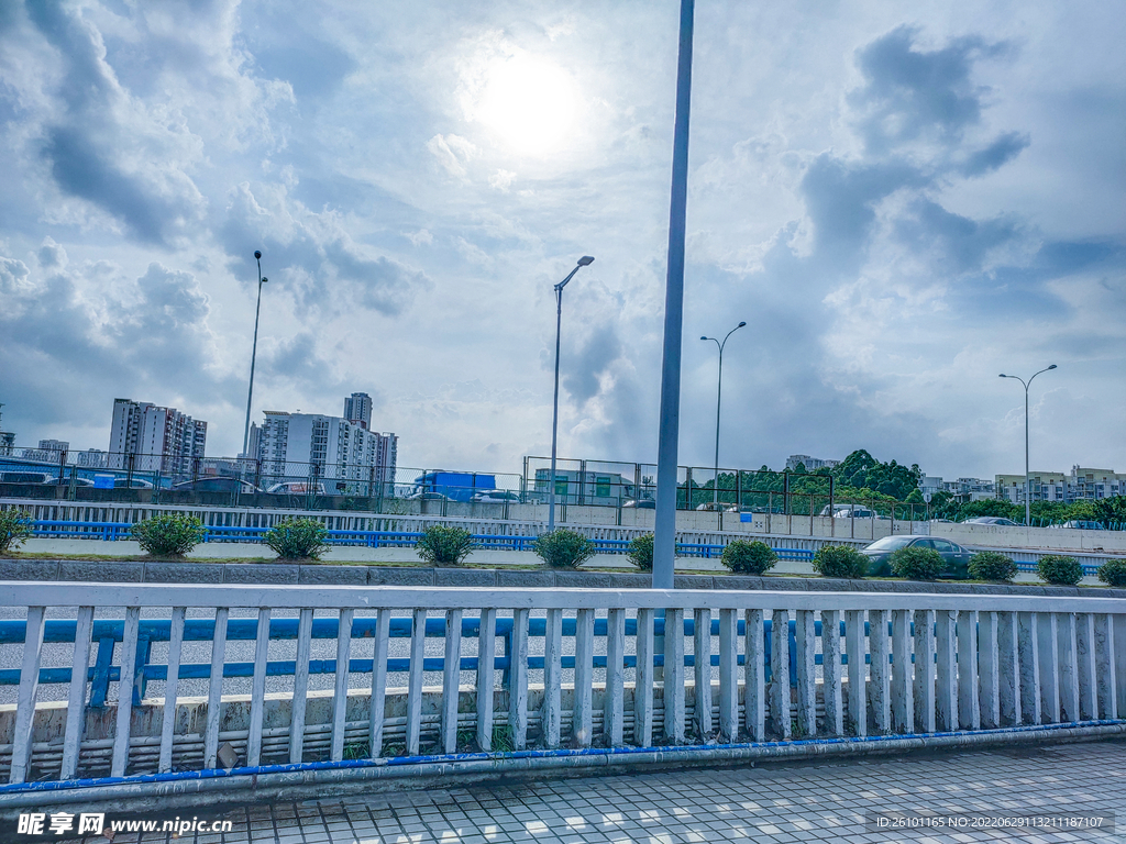 高架桥美丽天空