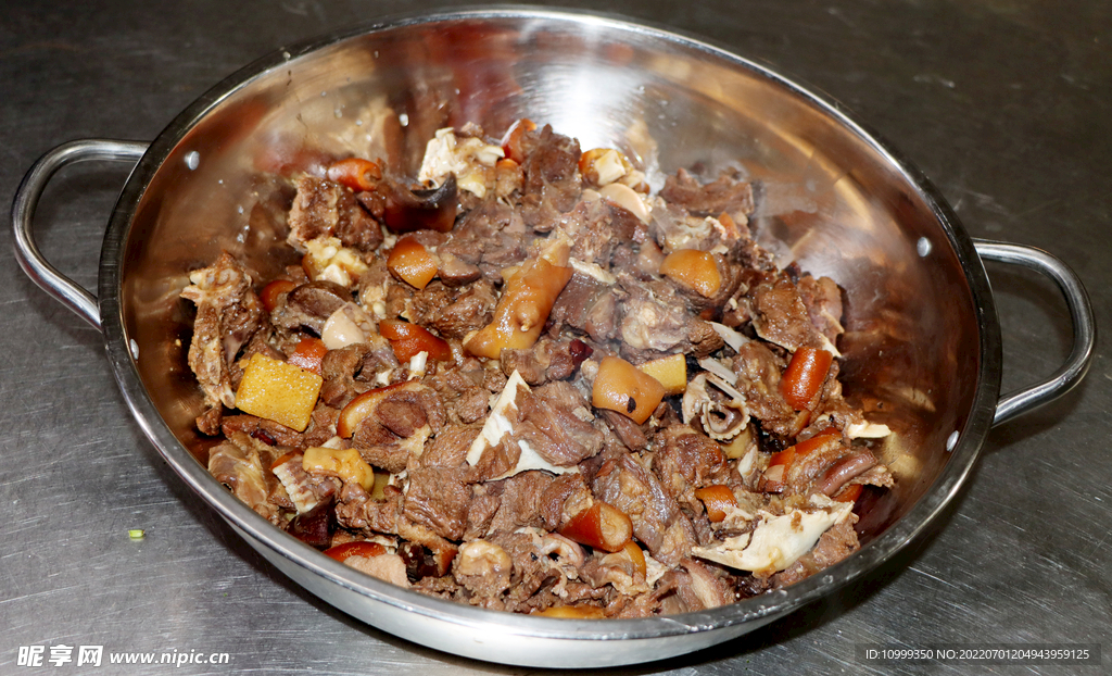 一锅红焖狗肉
