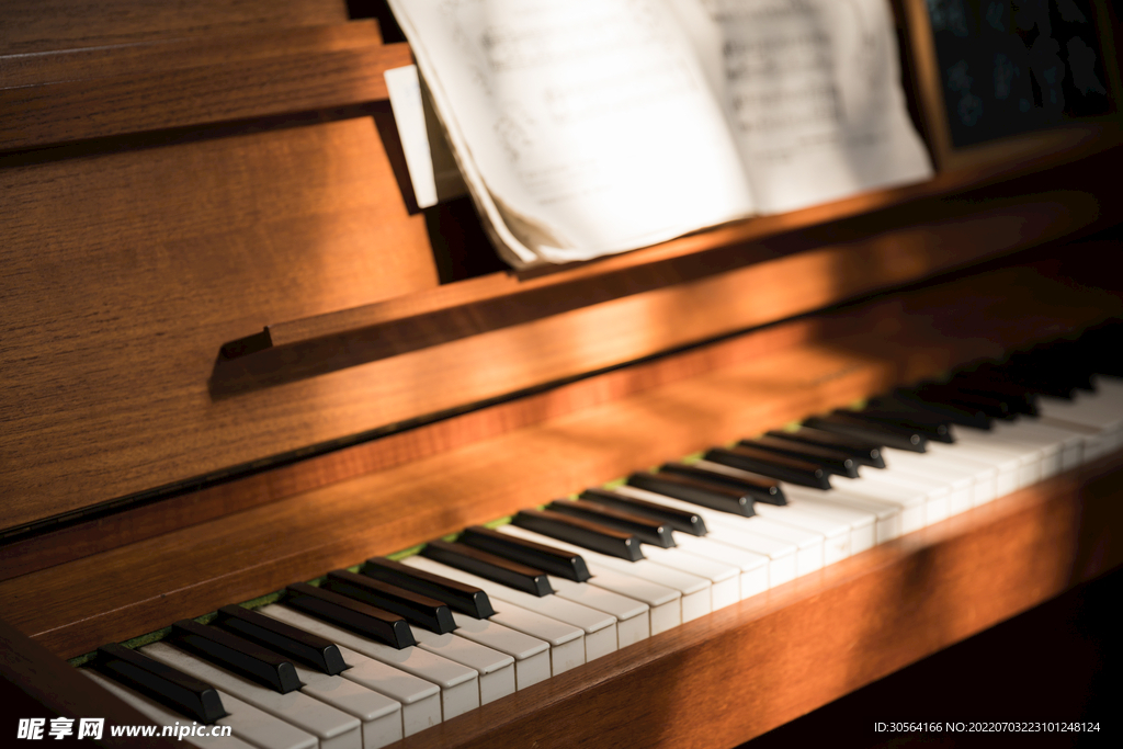 黑白琴键钢琴