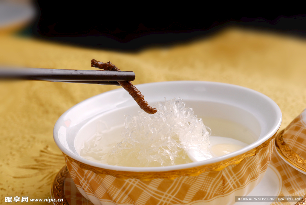 虫草鸽蛋炖丝燕