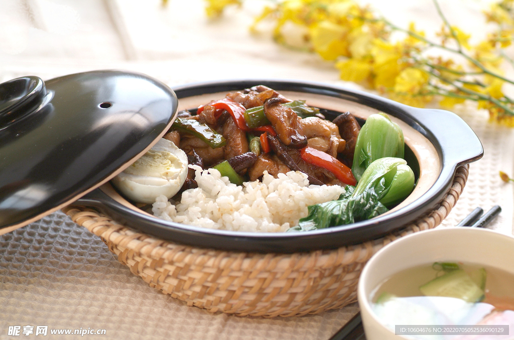 香菇滑鸡煲仔饭