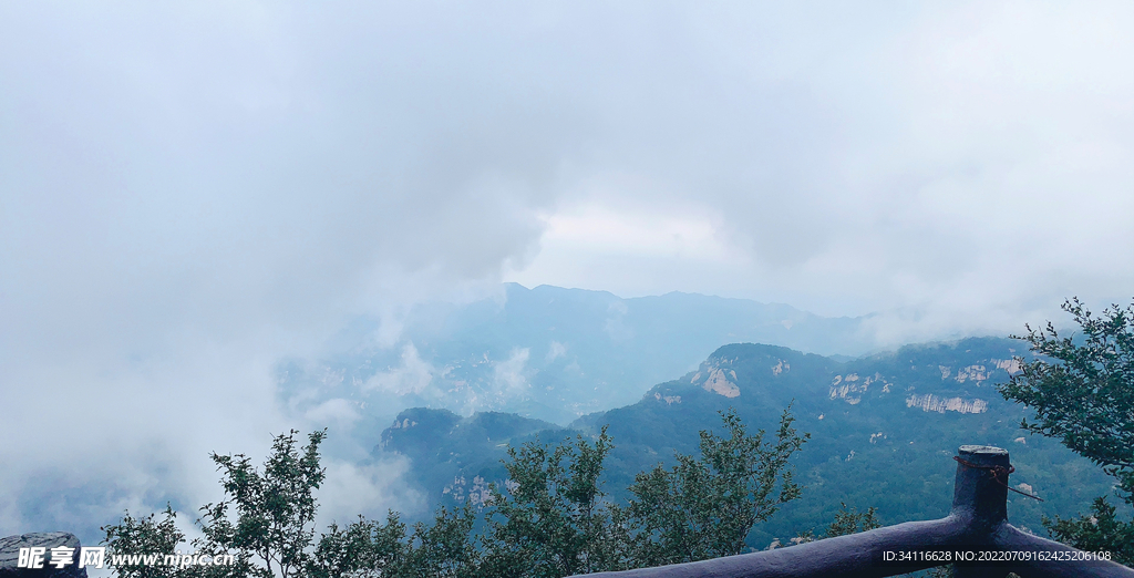 云雾山间图片