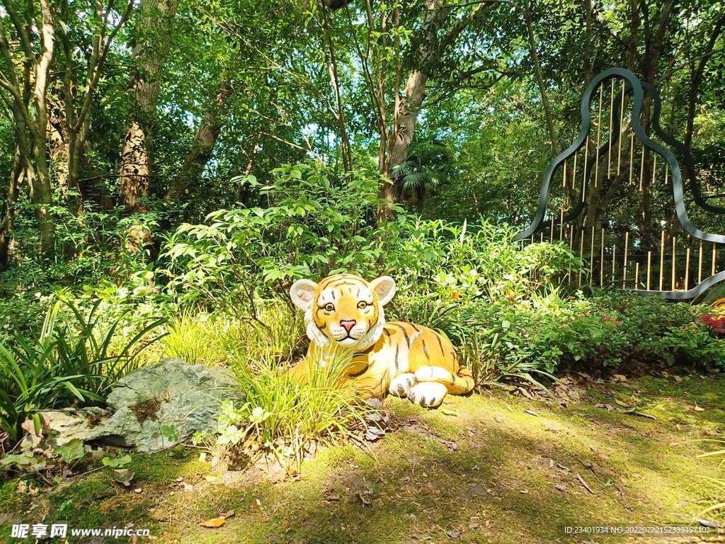 公园草地可爱小老虎雕像