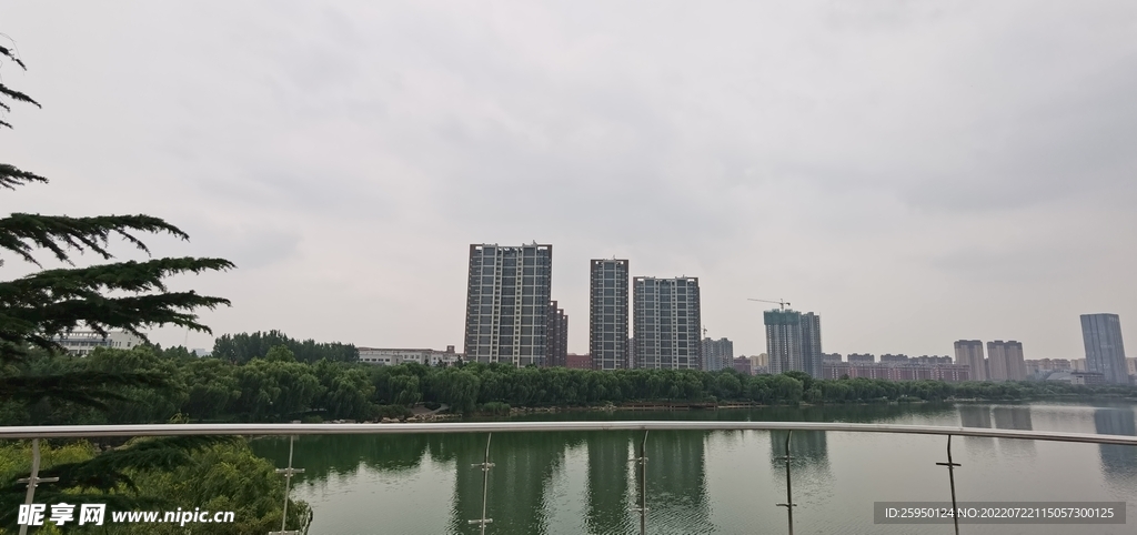 平静湖面