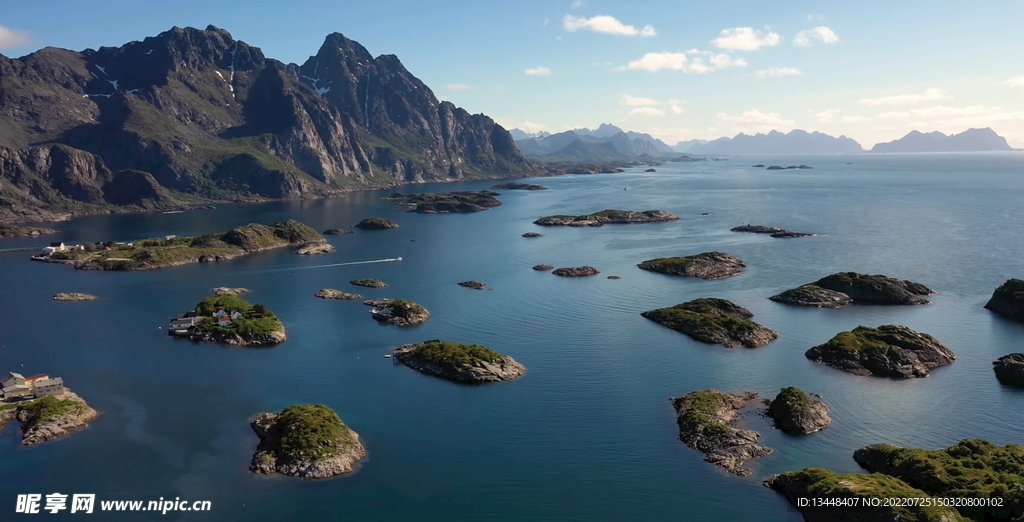 鸟瞰航拍海岸岛屿小镇自然风景