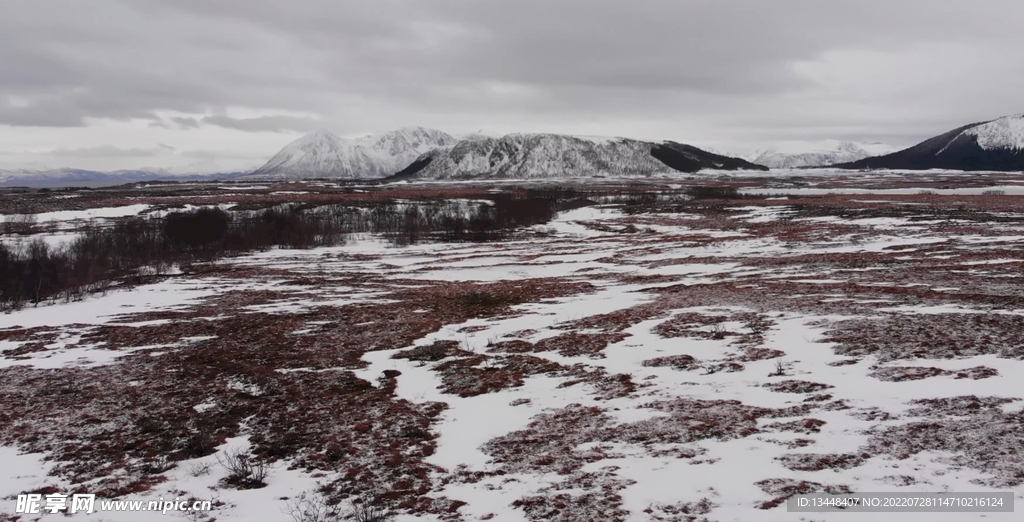 航拍冬季湖泊湿地雪山自然风景
