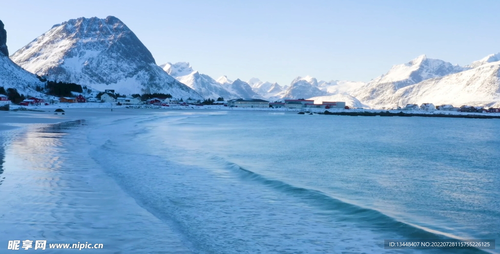 鸟瞰航拍海岸海滩雪景雪山风光
