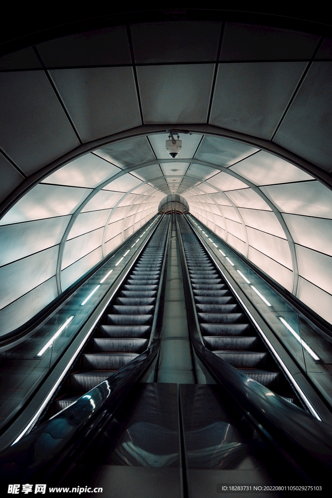 地铁电梯通道
