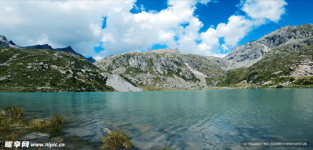 航拍高雪山湖面湖水库鸟瞰水面