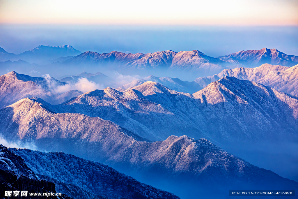 冬日傍晚雪山