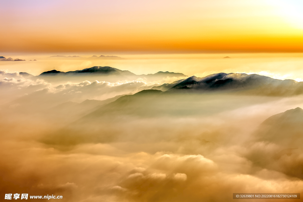 阳光山峰和云彩