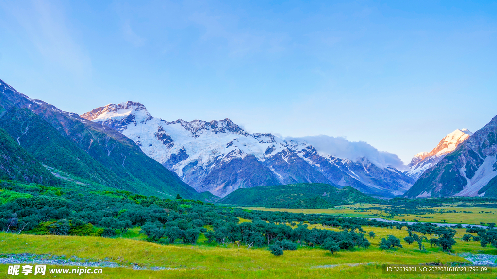 草原与雪山