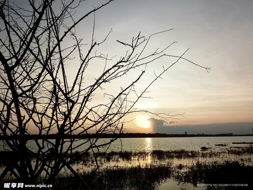 湖边晚霞夕照