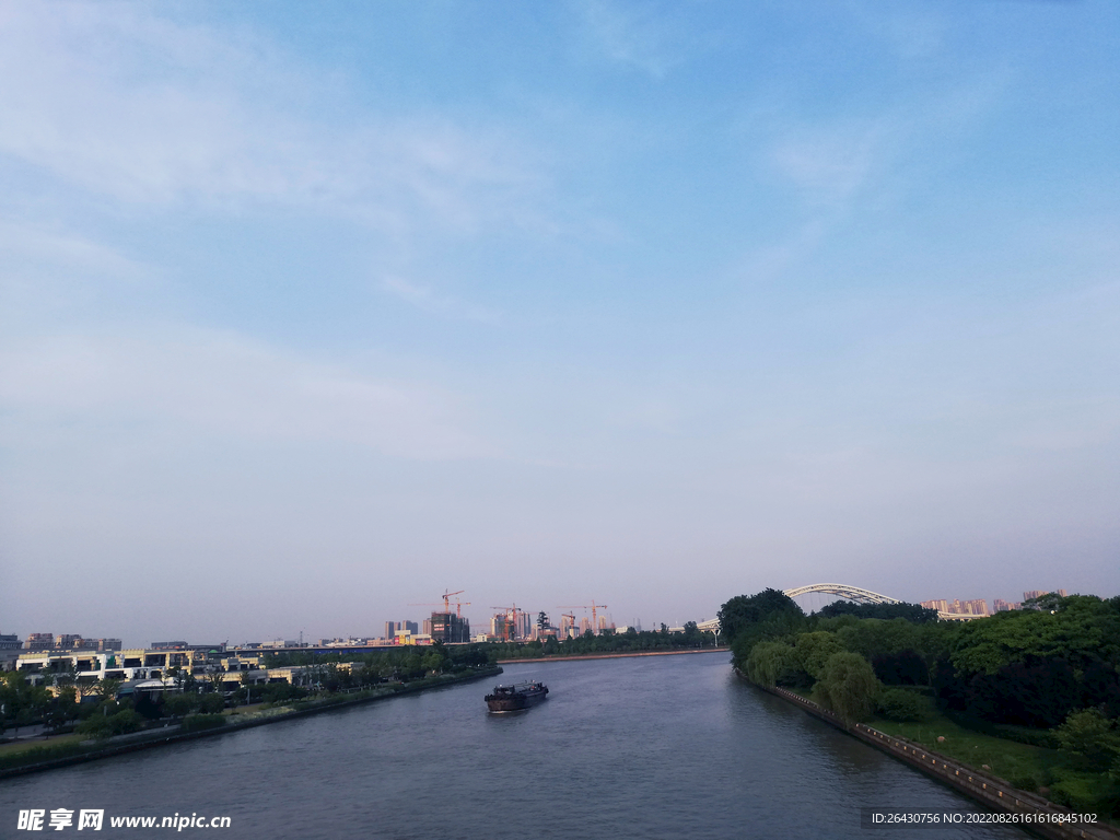 货船京杭运河一景
