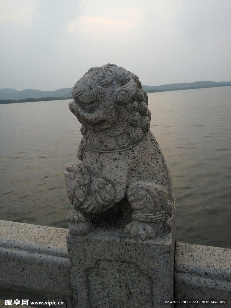 桥上石狮子
