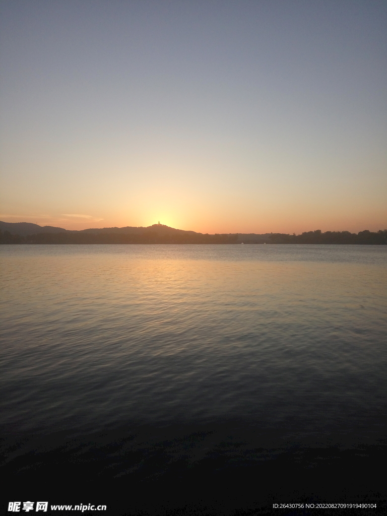 湖边晚霞