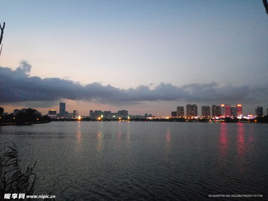 湖边城市夜景