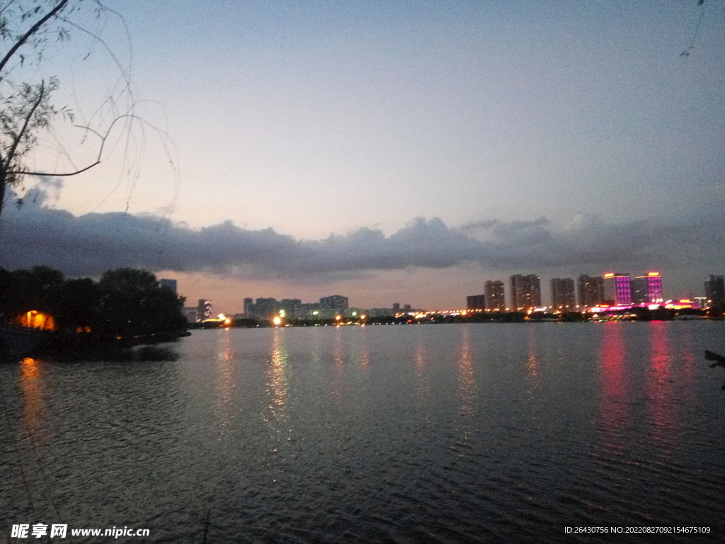 湖边城市夜景