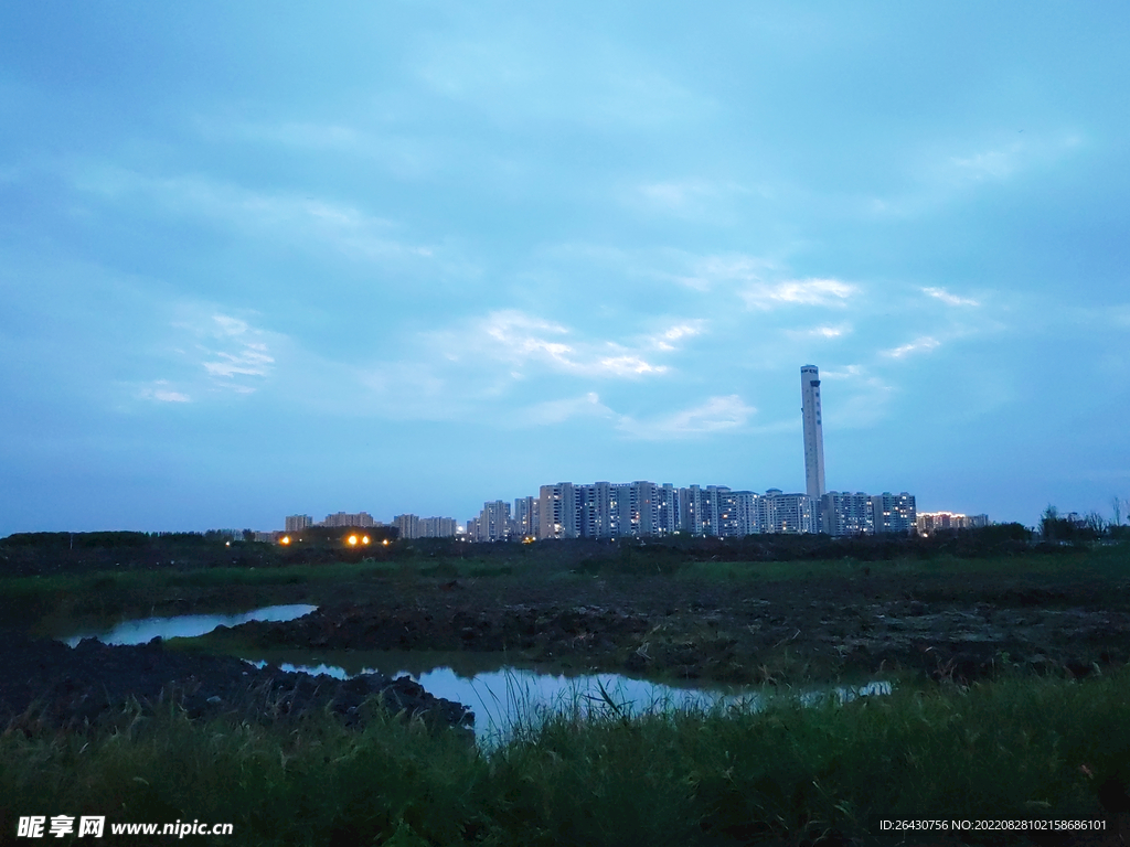 湿地公园彩云城市建筑剪影