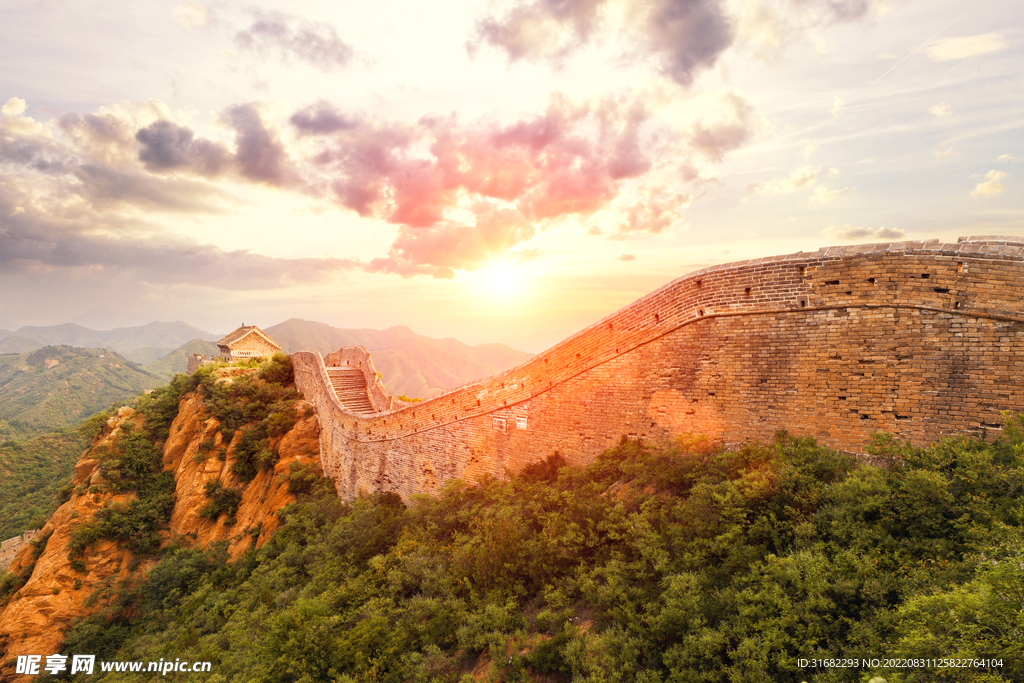 夕阳下长城