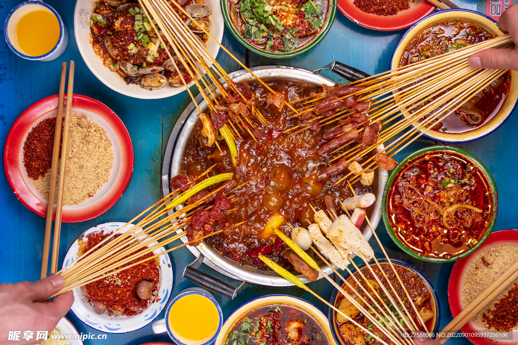 马路边边麻辣烫