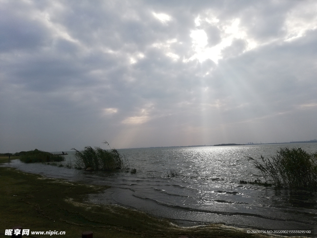 湖边夕阳
