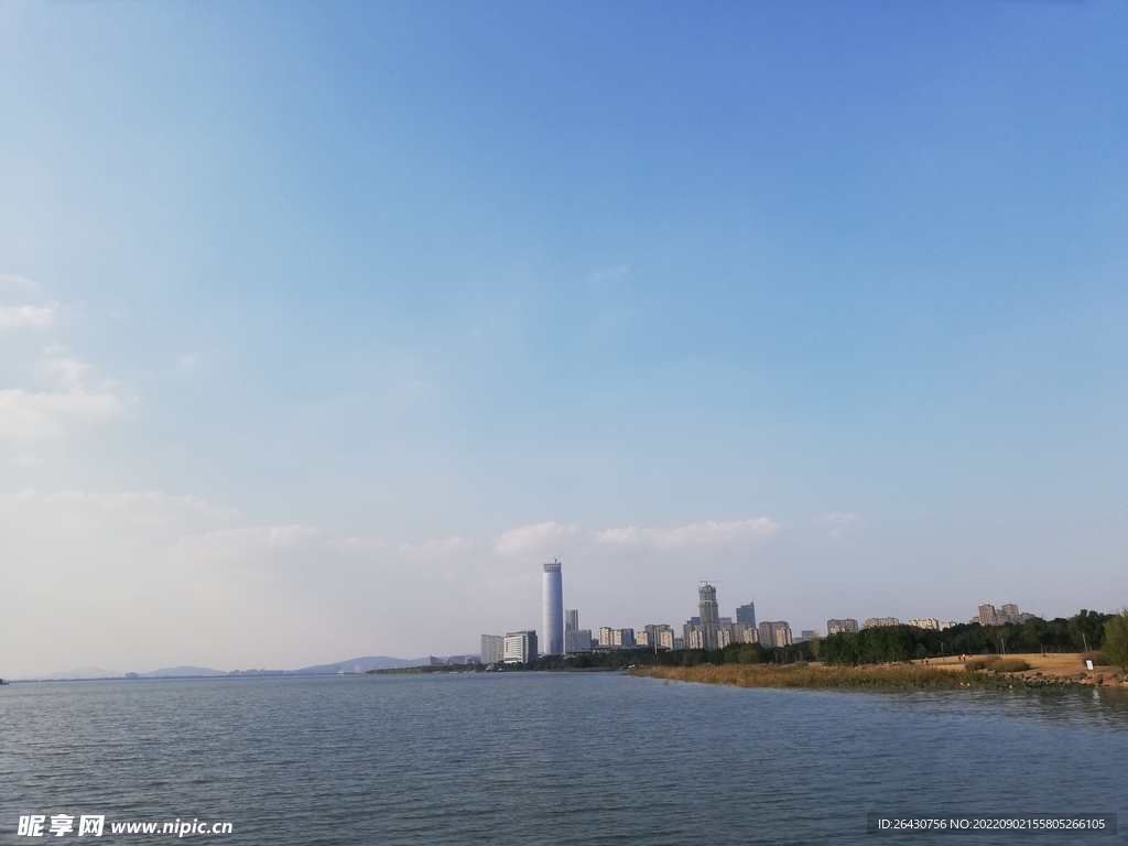 城市湖边建筑