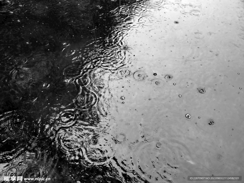 下雨的水面