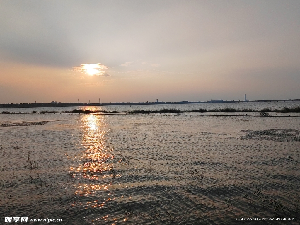 湖面夕阳日落