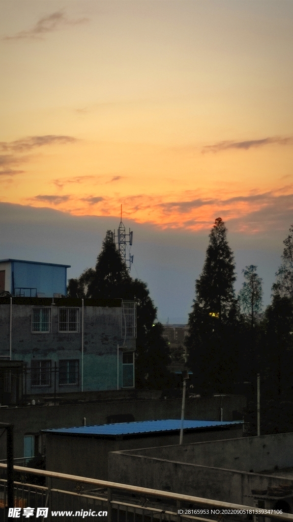 晚霞 天空 建筑剪影 树木