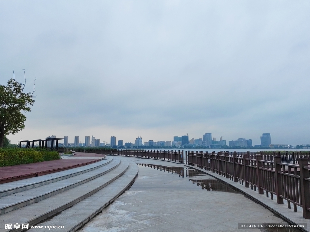 湿地公园湖边观光步道石阶