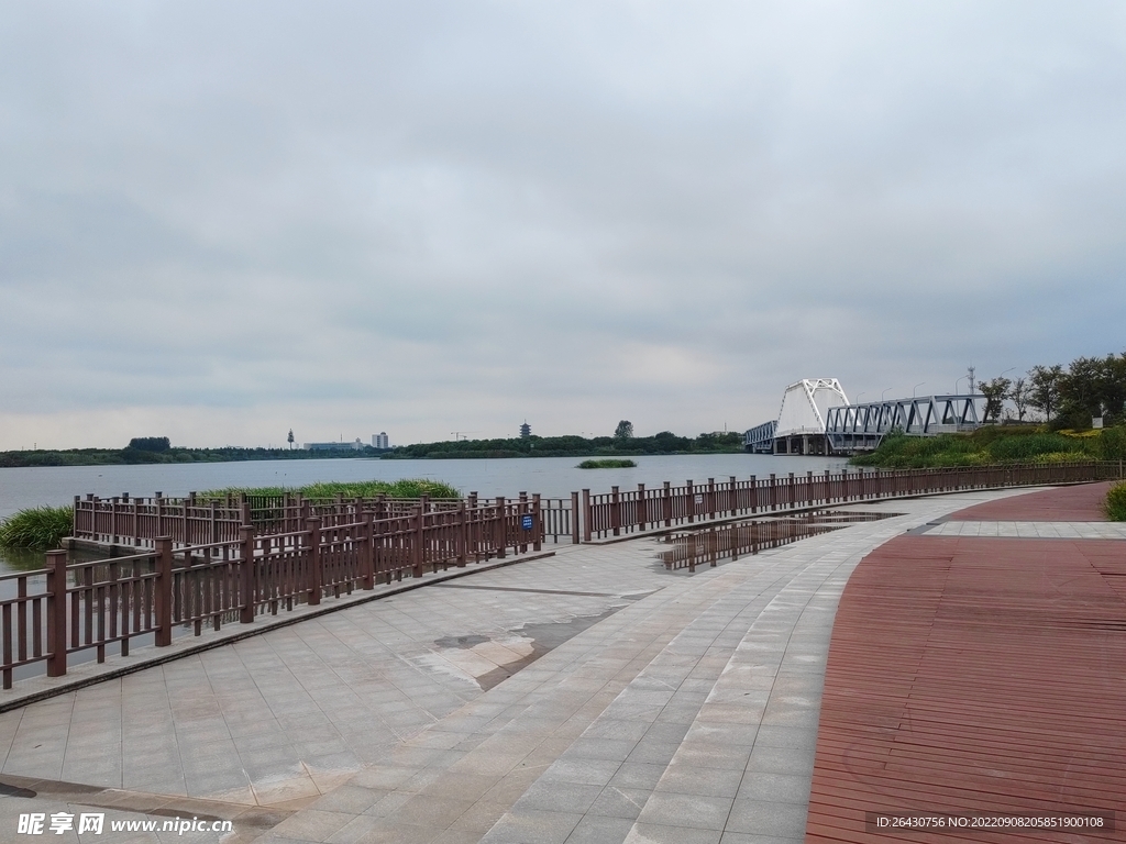 湖边钢结构路桥观光步道