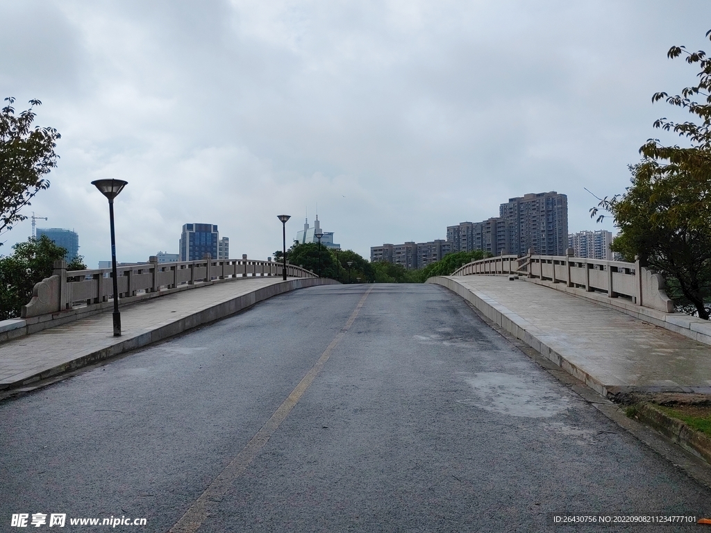 上坡的公路桥