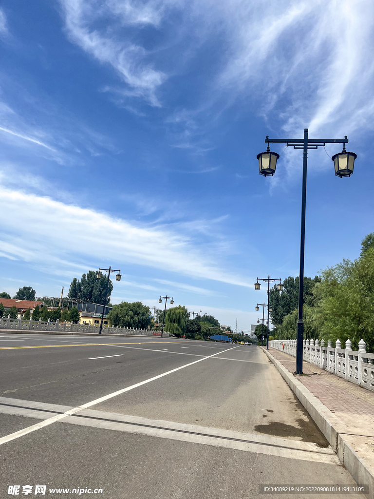 蓝天白云街景路灯
