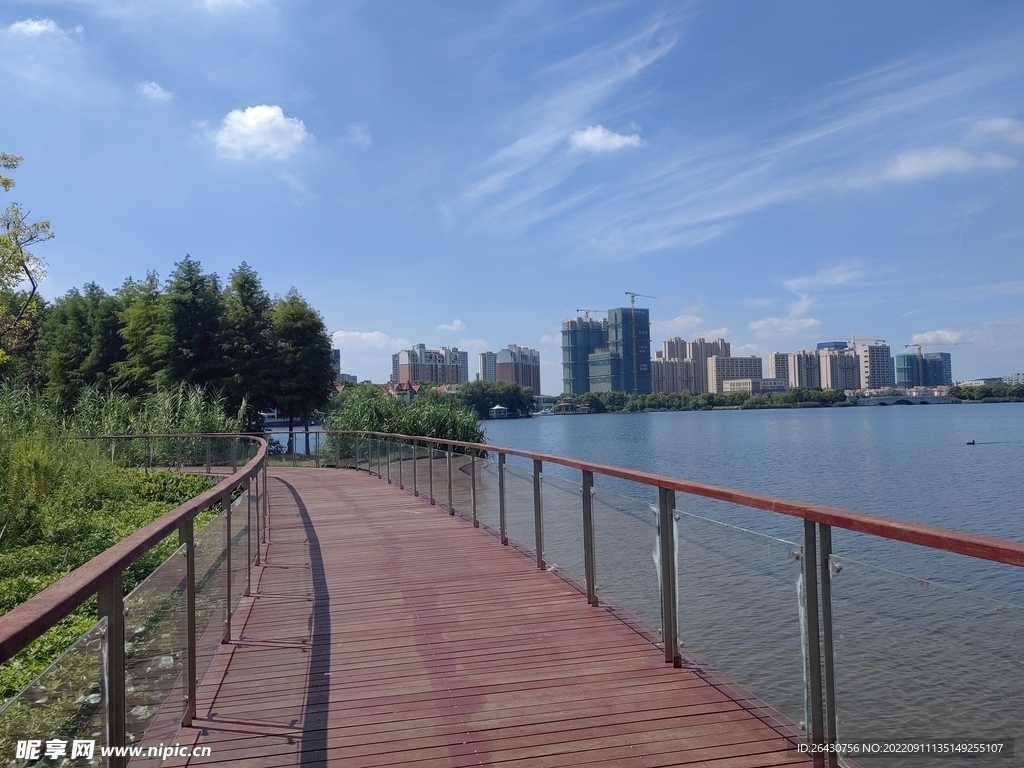 湿地公园湖边旅游步道