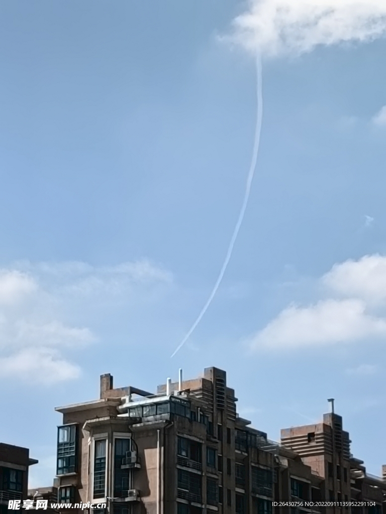 天空飞机飞过痕迹