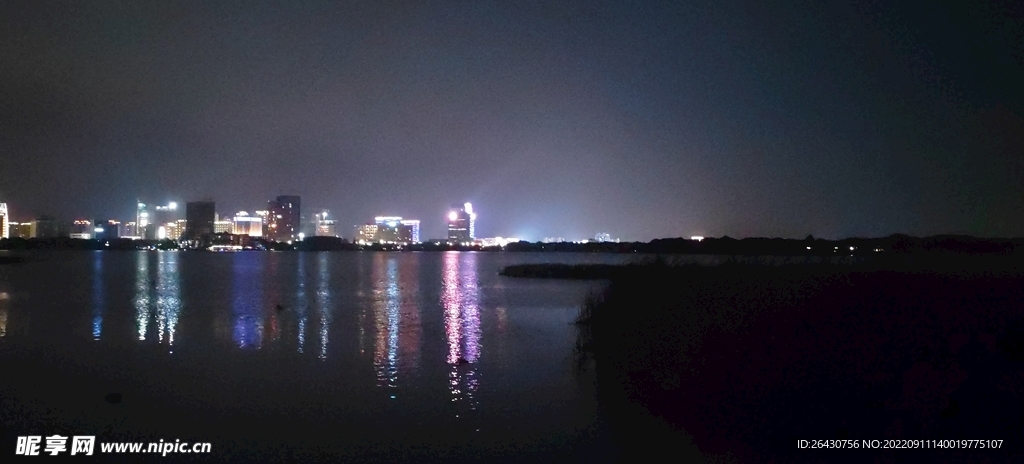 湖边城市夜景