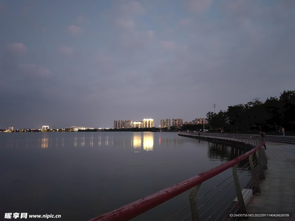 湿地公园观光步道夜景