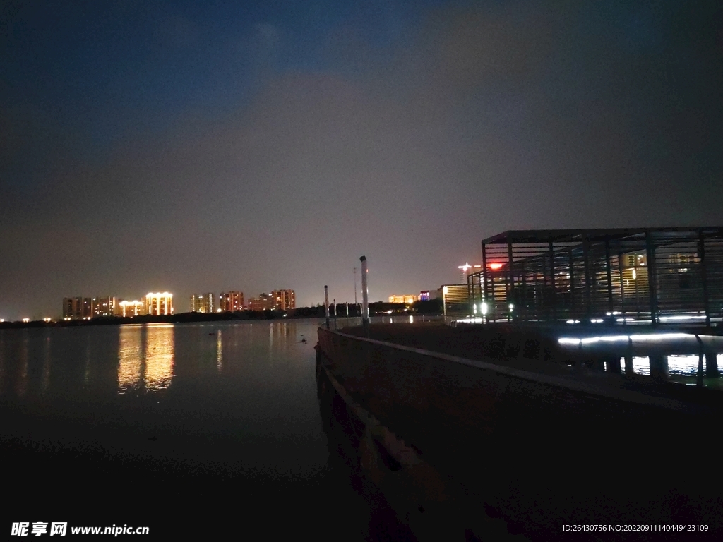 城市夜景湖边玻璃围栏步道