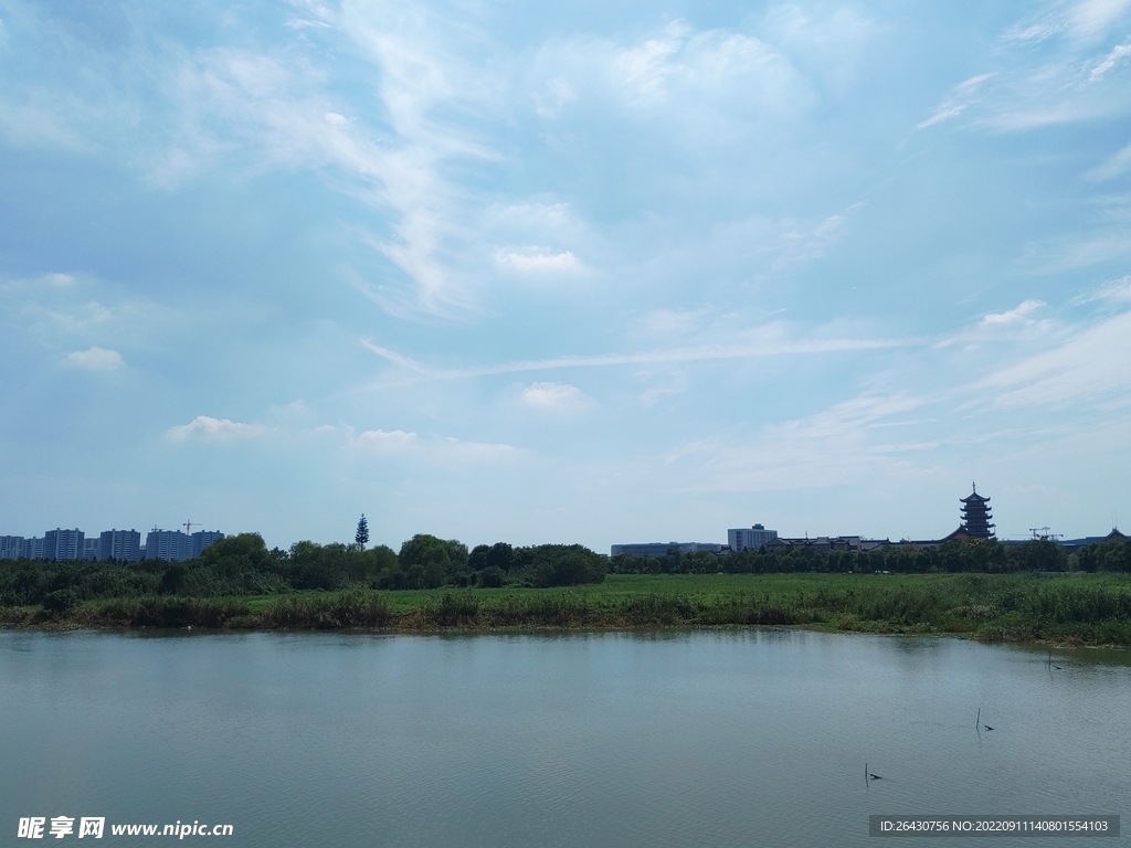湿地公园湖边宝塔