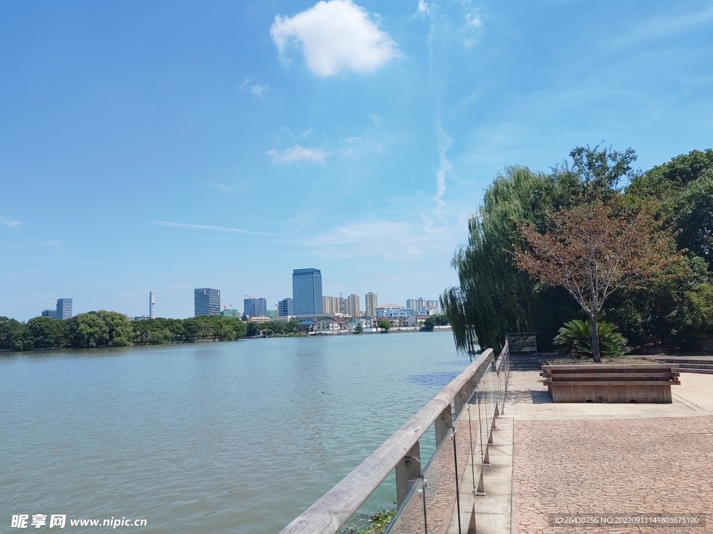 蓝天白云湖边观景平台