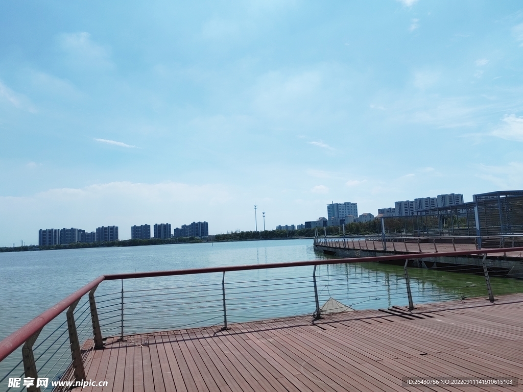 湿地公园湖边观光平台
