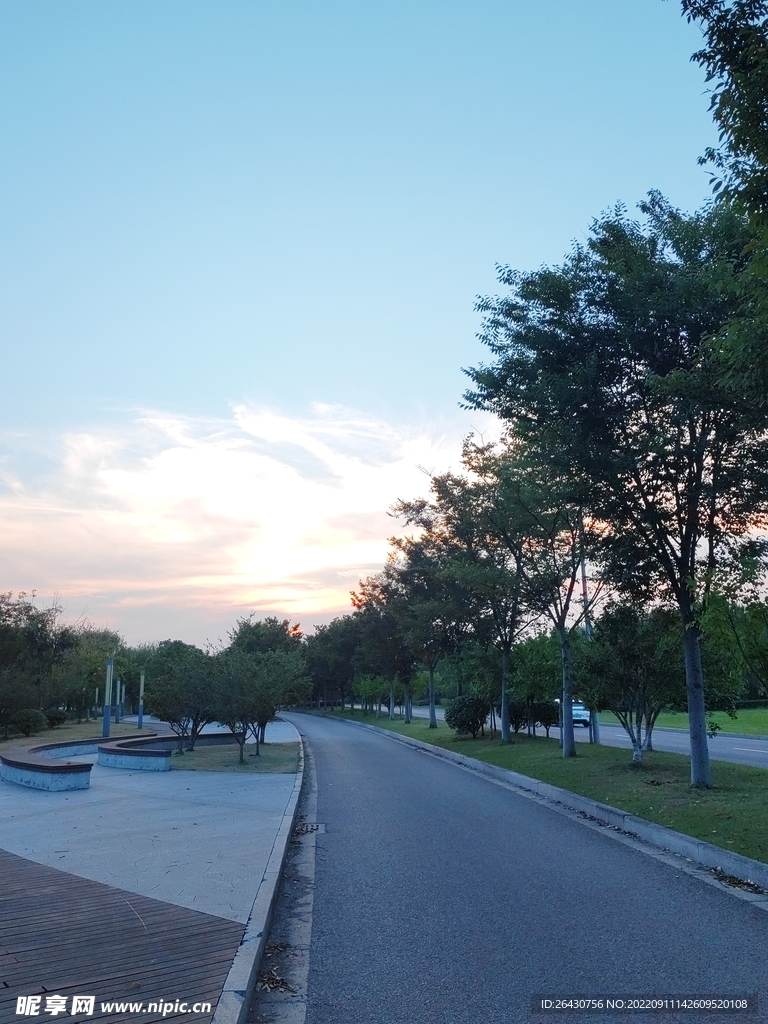傍晚的公路