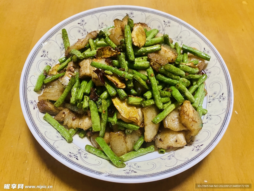 五花肉爆炒长豆角