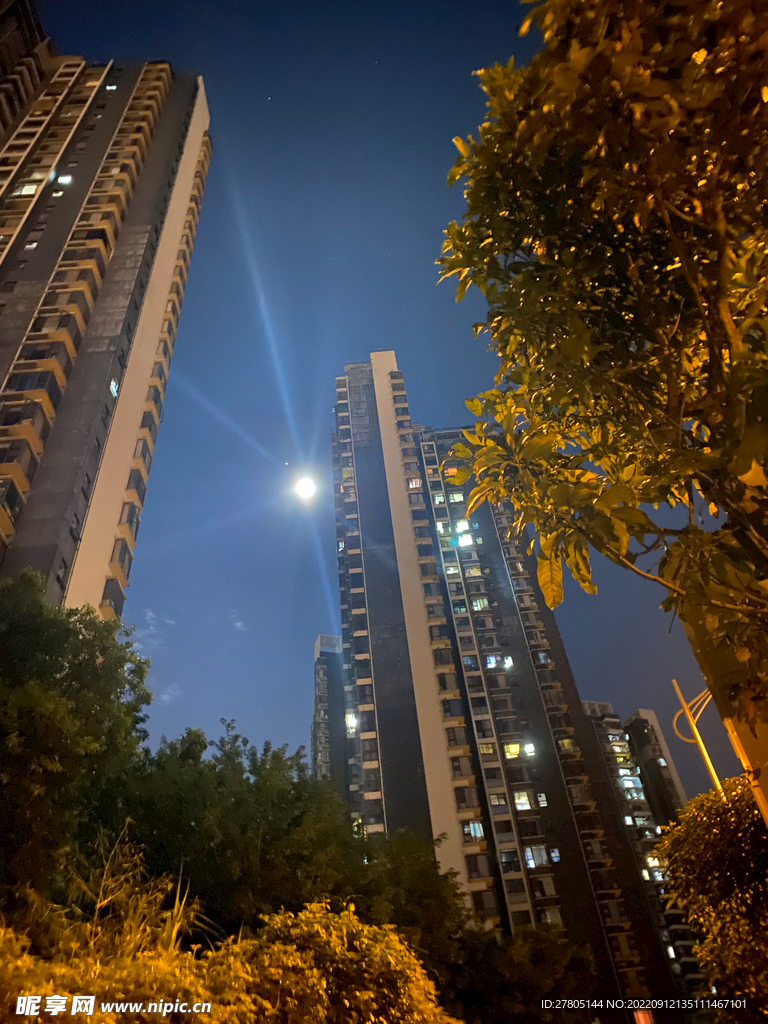 中秋建筑间的月亮