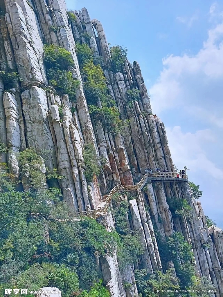 巍峨高山