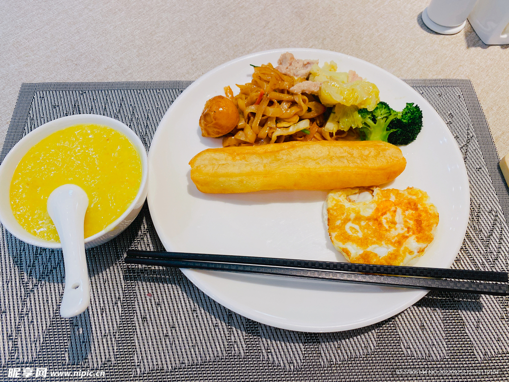 早餐小米粥油条鸡蛋等